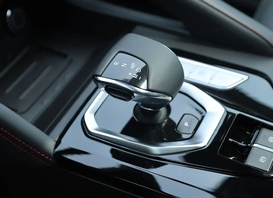 Gearbox Console & Wireless Charging